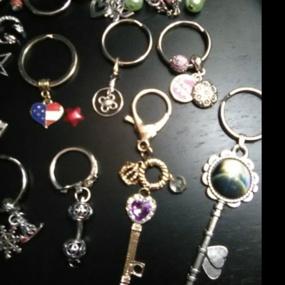 40 Charm & Beaded Keychains - Picture 5 of 7
